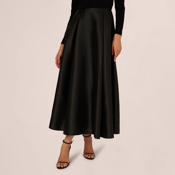 Elegant Black Off-Shoulder Gown - Picture 4 of 7